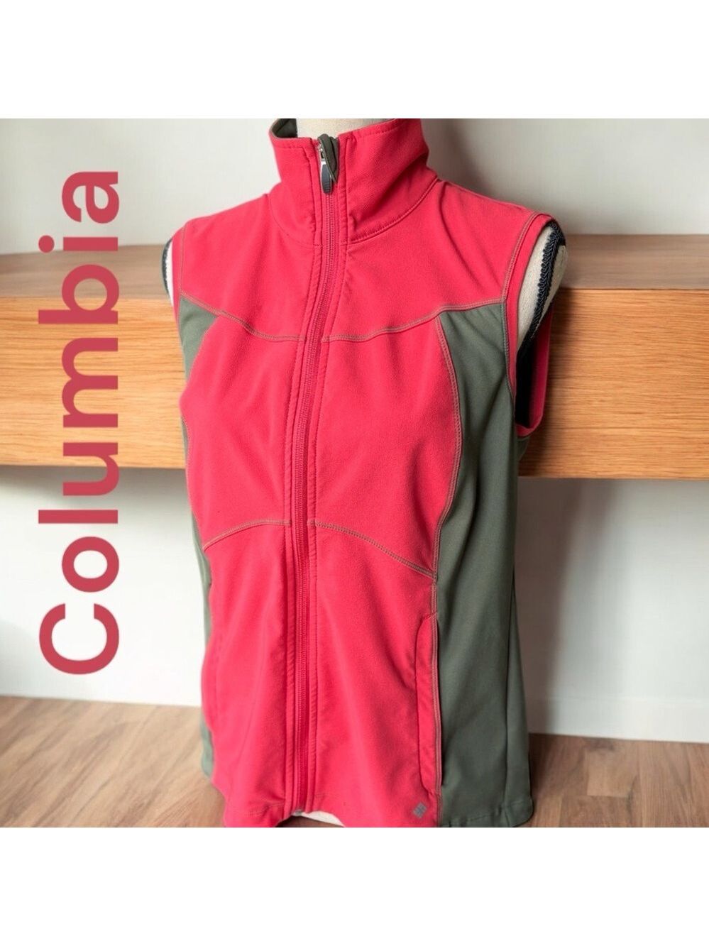 Columbia-medium women’s titanium w/omni wicking  coral pink/olive green vest EUC
